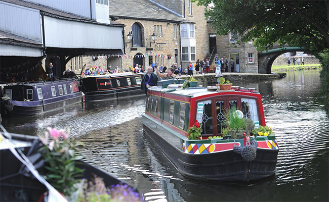 A canal boat near by the weaver's triangle